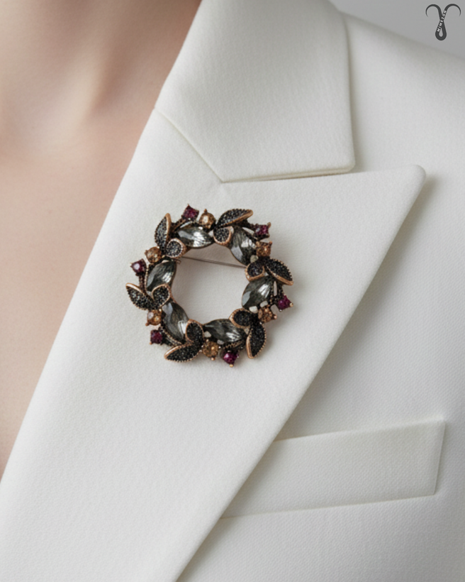 سنجاق سینه با سنگ های مصنوعی از برند Shein