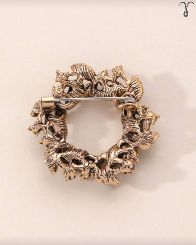 سنجاق سینه با سنگ های مصنوعی از برند Shein