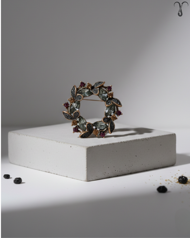 سنجاق سینه با سنگ های مصنوعی از برند Shein