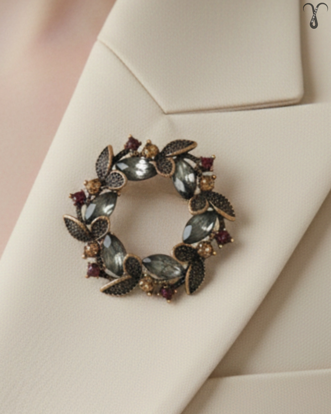 سنجاق سینه با سنگ های مصنوعی از برند Shein