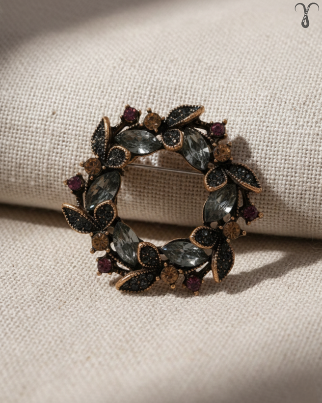 سنجاق سینه با سنگ های مصنوعی از برند Shein