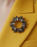 سنجاق سینه با سنگ های مصنوعی از برند Shein